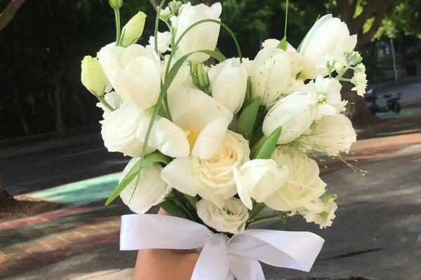 男朋友过生日可以送花吗，可以选择送玫瑰花、百合花、郁金香等